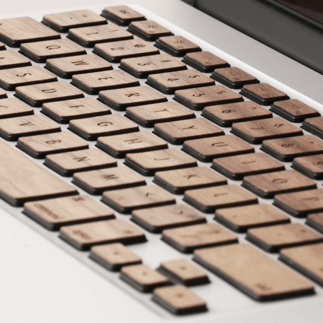Macのキーボードが木製になるウッドスキンシール!