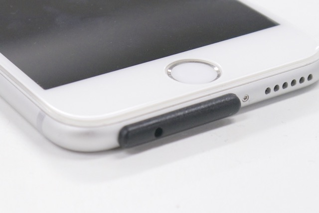 雨からiPhoneを守るLightningコネクタキャップ