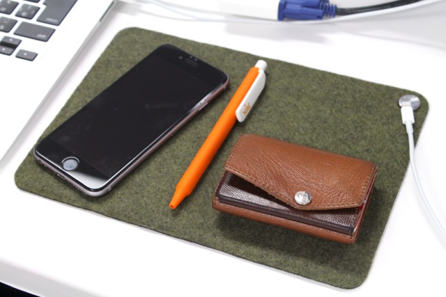 iPhoneや財布をオシャレに置けるケーブルホルダー付きマット