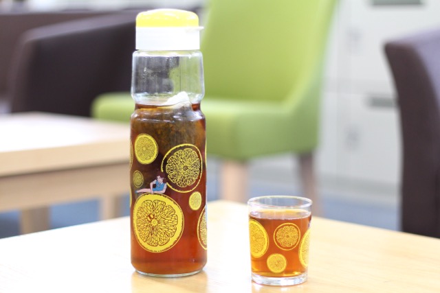 夏は涼しげな『コップのフチ子 ポット&グラスセット』で麦茶を飲もう