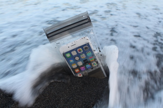 ただの袋に見えるけど、本当にiPhoneを水から守れるのかな?