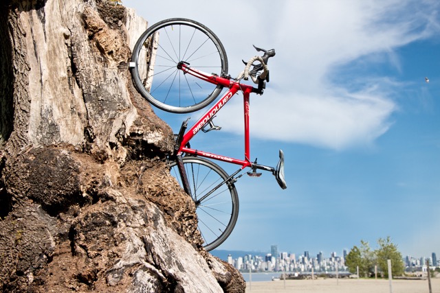 自転車をどこでもディスプレイできる世界最小スタンド『CLUG』