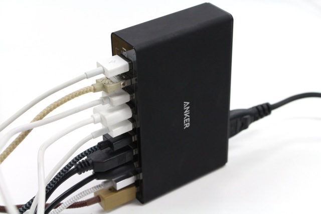 コンセント1つで10台の機器を充電できる『Anker 10ポート USB急速充電器』