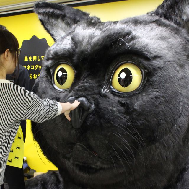 新宿駅に巨大ネコ出現。ネコの鼻を押すとプレゼントが出てくる!!