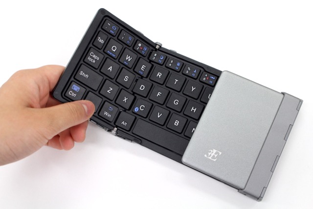 軽くてコンパクトなアルミ製の三つ折キーボードがイイ