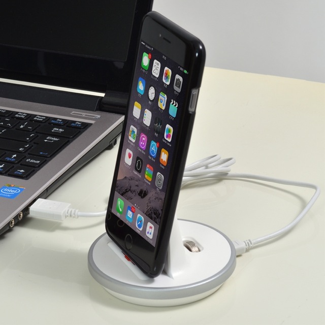 ケースを付けたまま使えるiPhone・iPad用充電スタンド