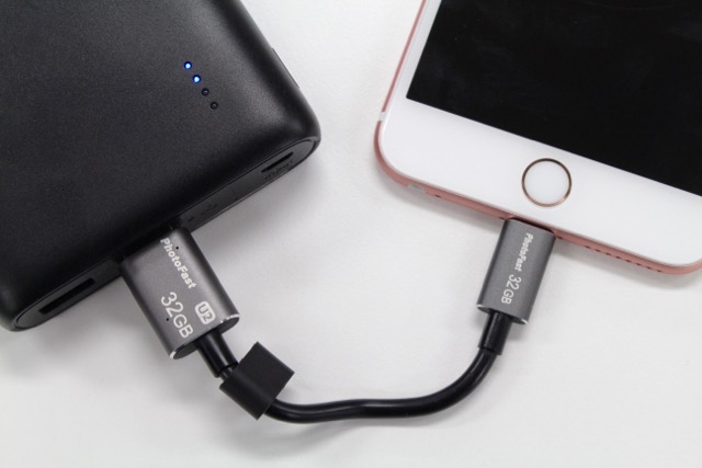 iPhoneの写真をまとめてバックアップできるLightningケーブル型USBメモリ
