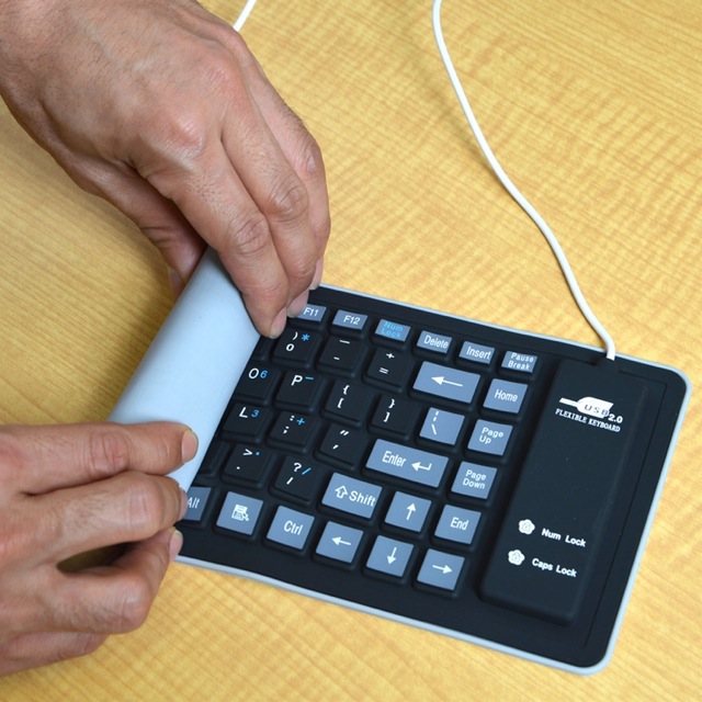 クルクル丸めて小さく持ち運べるキーボード