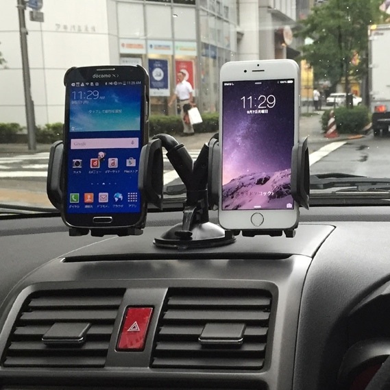 2台のスマホを並べて固定できるダブル車載ホルダースタンド