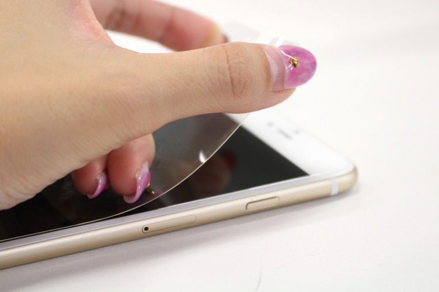 [レビュー] 曲げに強い『[0.1mm] Super Thin 最薄強化ガラス』は貼り直しがラックラク!