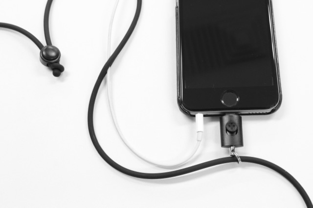 iPhoneもイヤホンも落とさない『Lightningストラップ』