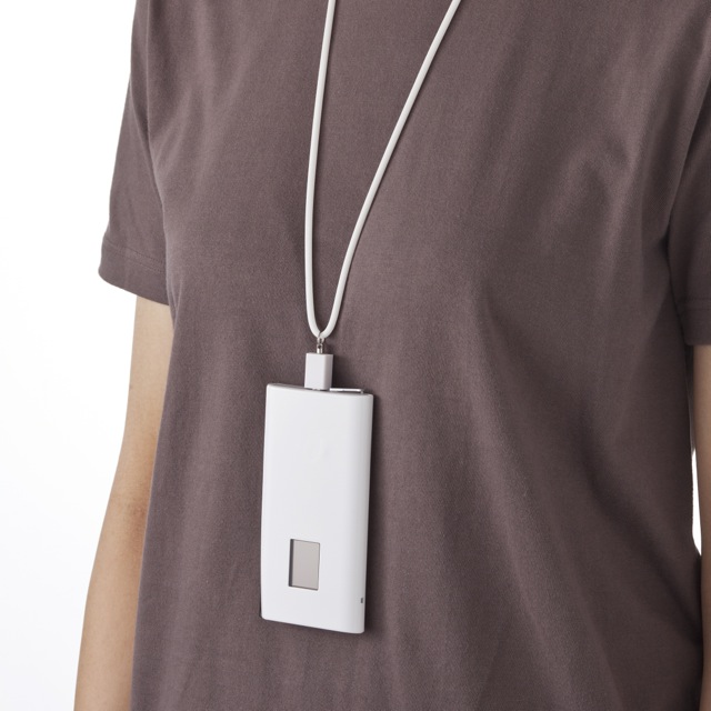 Androidの落下防止に。MicroUSBコネクタに直接挿せるネックストラップ