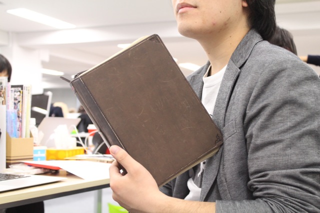 持ち歩くのが楽しい小物ケース『BookBook Travel Journal』 [レビュー]