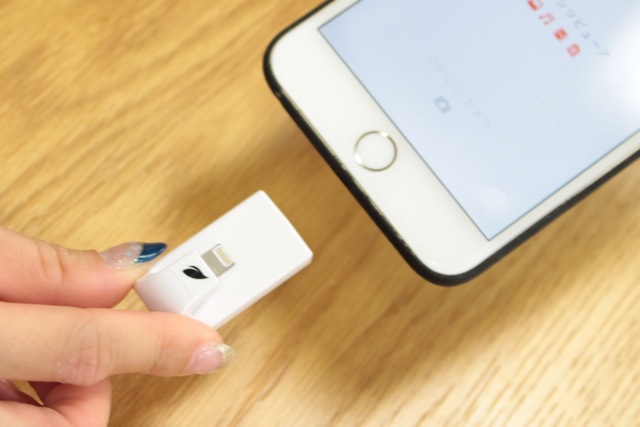 もうiPhoneの写真容量に悩まない! iOS専用microSDカードリーダーがあればね [レビュー]