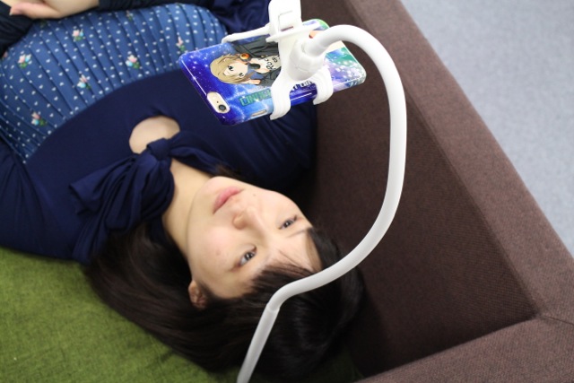 枕元でiPhoneを支えるスタンド『寝るまでスマホ』が快適すぎる [レビュー]