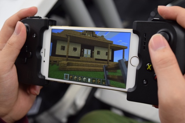 マイクラPEが遊べるiPhone用コントローラー『Gamevice』