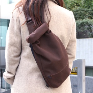 超コンパクトなバッグ『crum ボディバッグ』は通勤にも使えるか?