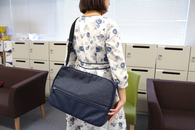 15インチPCが入る『ひらくPCバッグ』は、身長154cmの女子でも使いやすい?