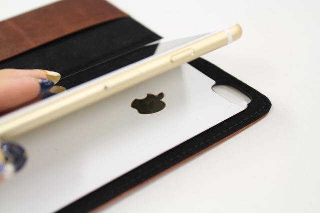 iPhoneにバックプロテクターを付けたまま、手帳型ケースを使える?