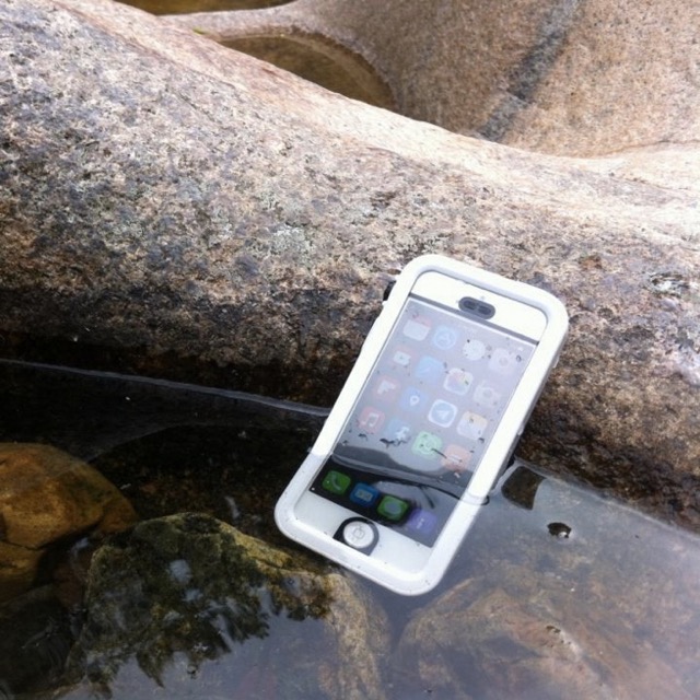 【GW前に準備】iPhone SEを落下衝撃と水から守るケース