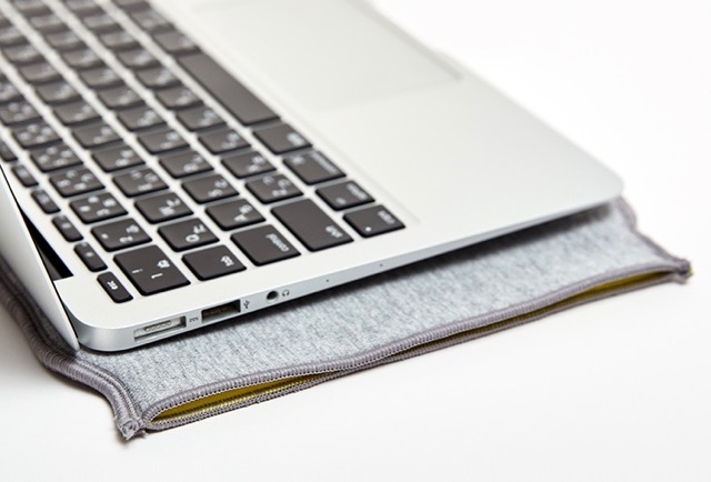 ウェットスーツ素材でMacBook Airを守る