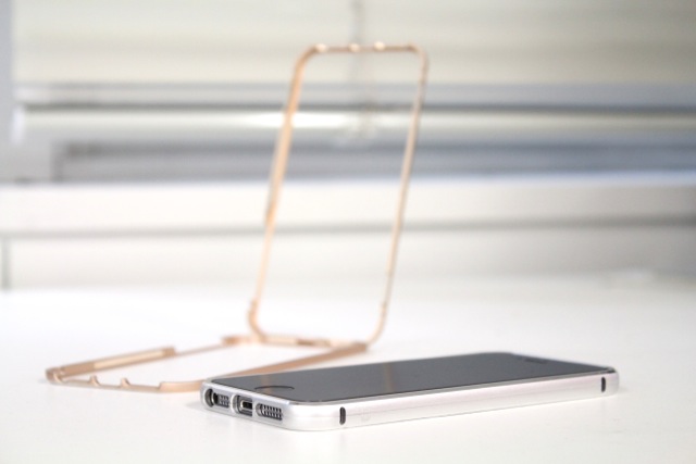 1秒で装着! 史上最高に使い方カンタンなiPhone SEバンパー