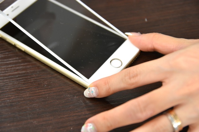iPhoneのフィルム貼りは難しいって思ってる? じゃ、コレ試してみて!
