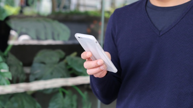 背面の凹凸が指にフィットする落下防止iPhoneケース