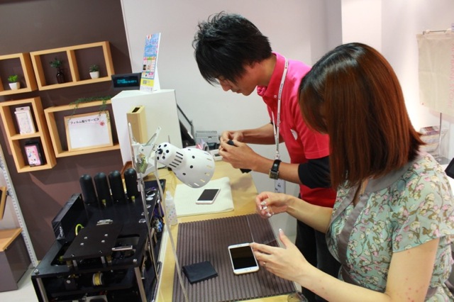 ストアスタッフとアクセサリライター、フィルム貼りが上手いのはどっちだ!?