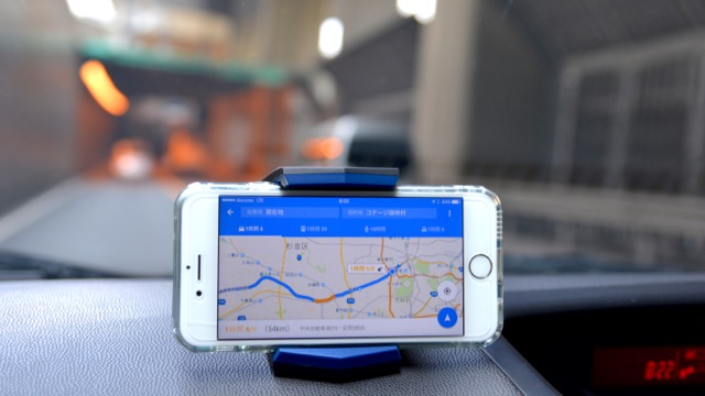 【ドライブ】 置いてはさむだけのスマホ車載ホルダー