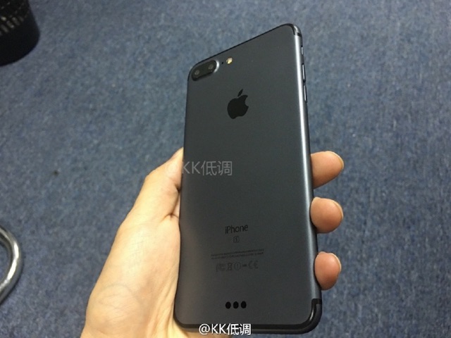 iPhone 7 plusのブラックの裏側を写している写真