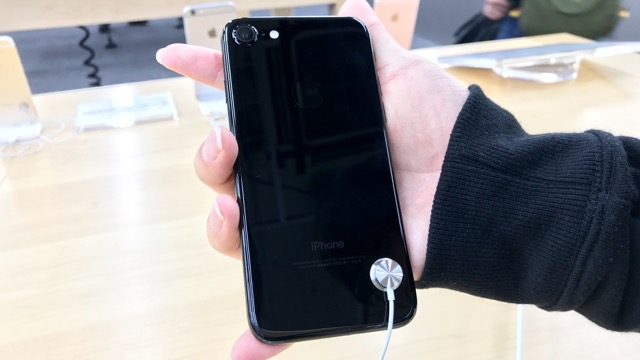 iPhone7ジェットブラックを手に持って確認してみたアイフォン７レビュー