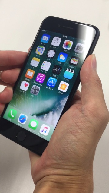 iPhone 7(アイフォン7)の写真のスリープボタンと音量低下を手で長押ししている写真