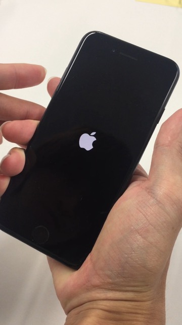 スリープボタンと音量低下を押している指を離して、iPhone 7(アイフォン7)の電源が落ちての画面にAppleのロゴが表示されている写真
