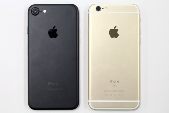 「iPhone 7」と「iPhone 6s」の背面の違い