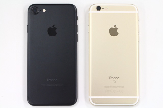 「iPhone 7」と「iPhone 6s」の背面の違い