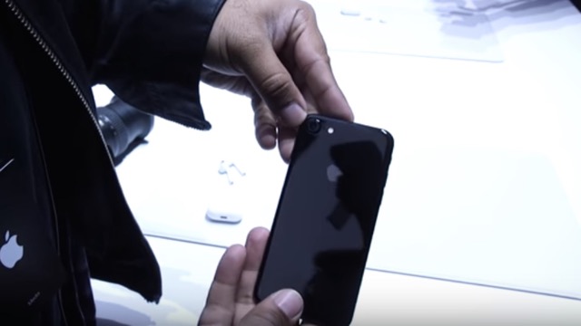 YouTubeから切り抜いたiPhone7ジェットブラックの裏面の画像