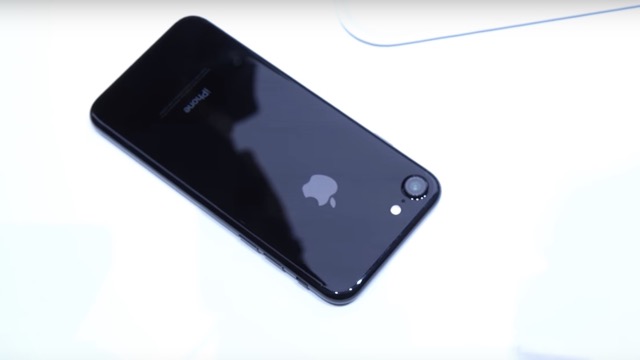 YouTubeから切り抜いたiPhone7ジェットブラック裏面の画像