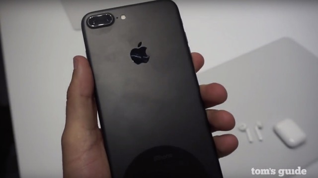 YouTubeから切り抜いたiPhone7ブラックの裏面の画像