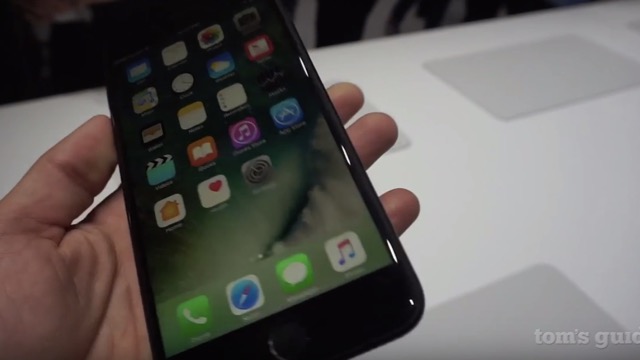 YouTubeから切り抜いたiPhone7ブラックの表面の画像