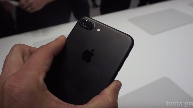 YouTubeから切り抜いたDラインが確認できないiPhone7ブラックの裏面の画像