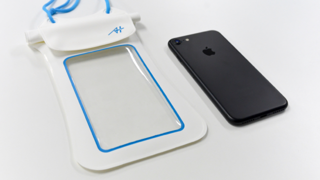 iPhone 7(アイフォン 7)と防水ポーチが横並びに置いてある写真