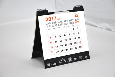 スマホスタンドとスピーカーが共存した斬新すぎる卓上カレンダー『BOOZS』
