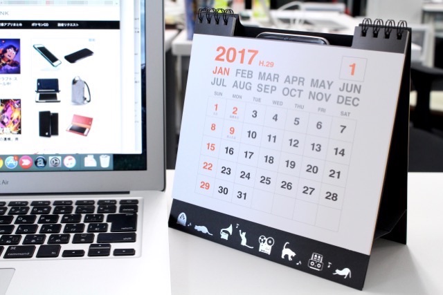 2017年のおすすめカレンダー。スピーカー・スマホスタンド・癒しのインテリアになる、斬新な多機能卓上カレンダー『BOOZS』。