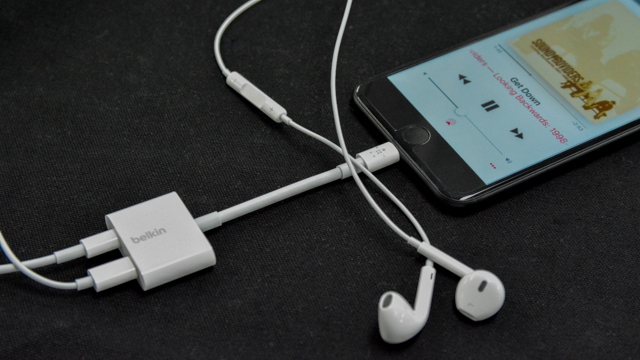 iPhone 7で充電・イヤホンが同時に使えるアイテム。Lightning端子が2つ増やせます。Belkin Lightning Audio + Charge Rockstarのレビュー