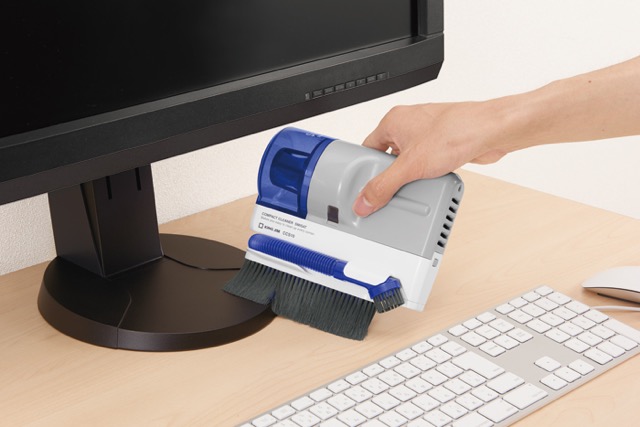 細かな場所のホコリも吸い取れるコンパクト掃除機『スミサット』