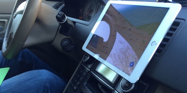 車載ホルダーにも使えるシール型の極薄スマホ(iPhone、Android)スタンドが便利そう!