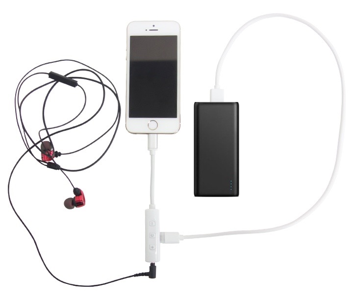 音楽を聴きながらiPhone 7を充電できるLightning変換アダプタ