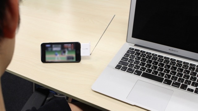 どこでもスポーツ観戦できる! iPhoneに挿すだけで見れるテレビチューナーが超便利 サッカー 野球