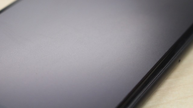 iPhoneの保護フィルムで「グレア（光沢）」と「アンチグレア（非光沢）」って何が違うの? 